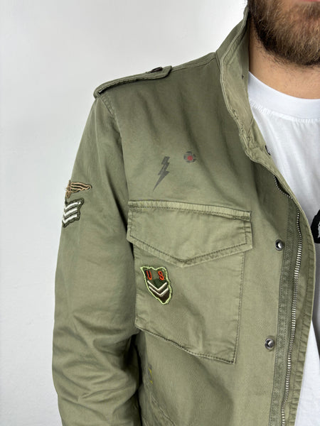 Giacca sahariana verde militare con disegni e patch