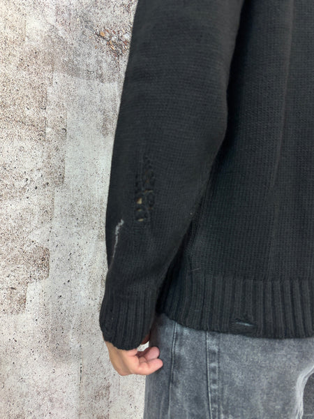Maglione nero rotture e cuciture