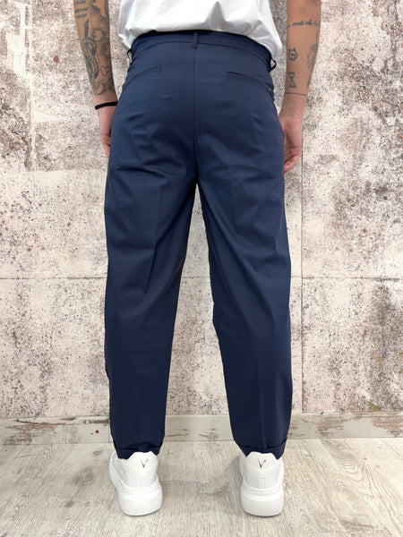 Pantalone sartoriale blu con una pince