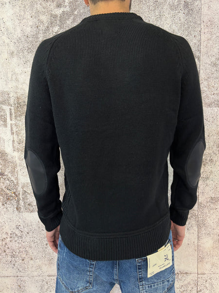 Maglione nero con toppe in velluto