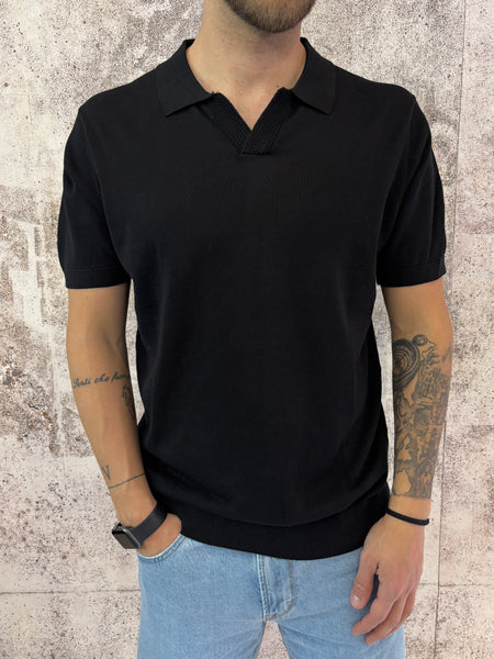 Polo in maglia nera collo derby