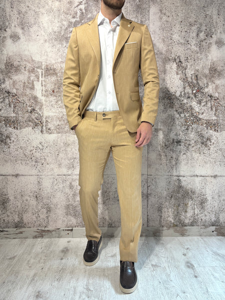 Abito gessato cammello