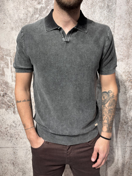 Polo nera in maglia effetto slavato