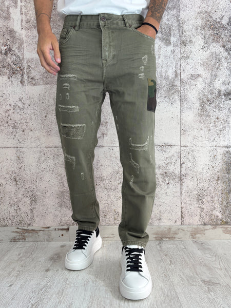 Jeans verde militare con rotture e toppe