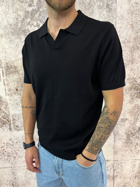 Polo in maglia nera collo derby
