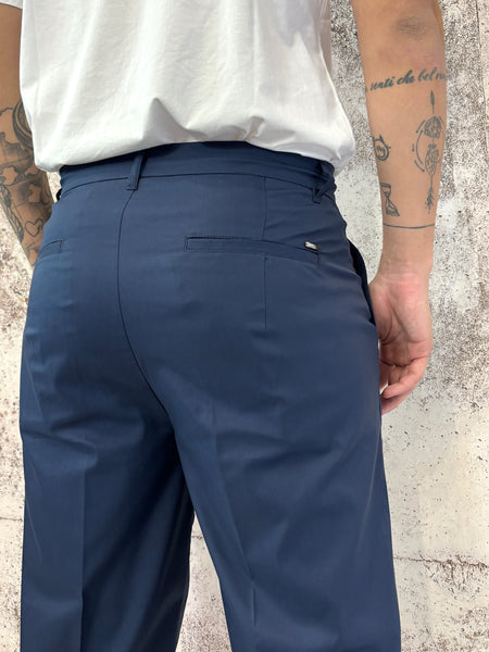 Pantalone sartoriale blu con una pince