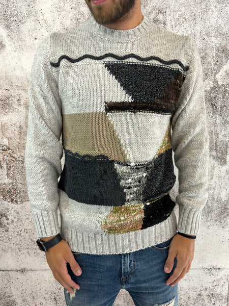 Maglione girocollo grigio con inserti e ricami