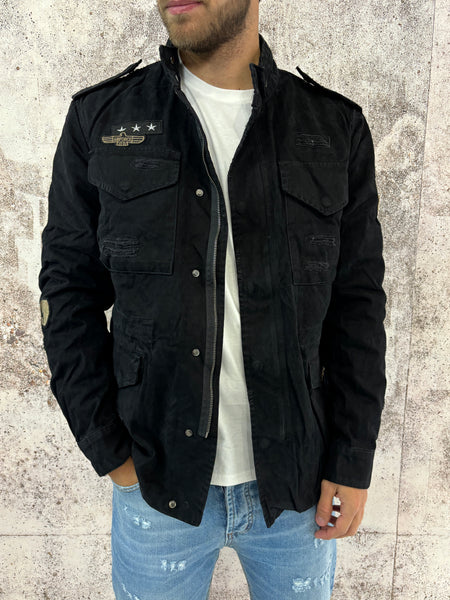 Field jacket nera con patch e rotture