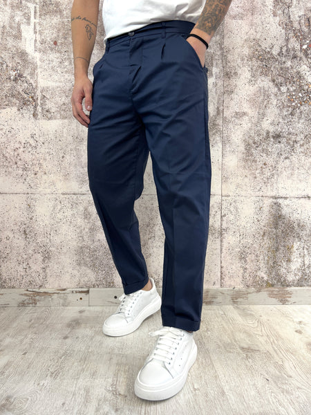Pantalone sartoriale blu con una pince