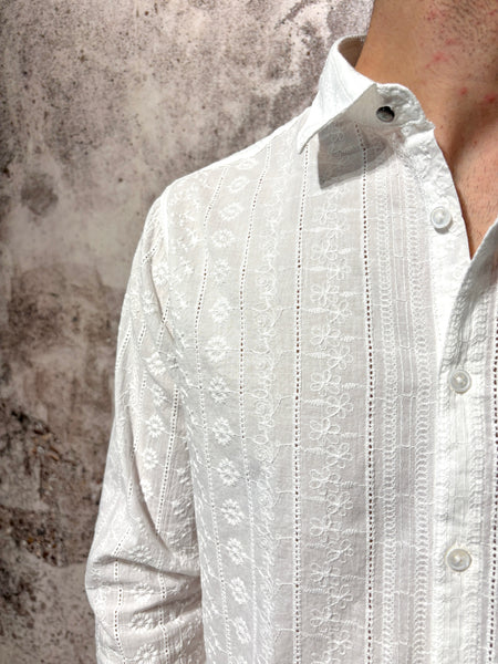 Camicia bianca ricamata
