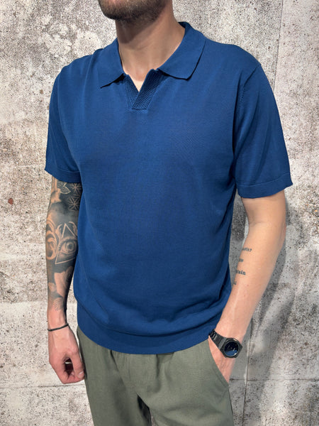 Polo in maglia blu collo derby