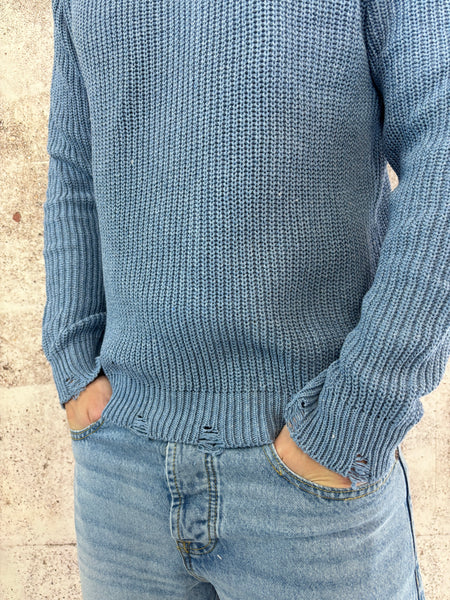 Maglioncino azzurro con rotture