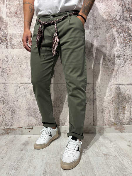 Pantalone chino con pince verdone P61