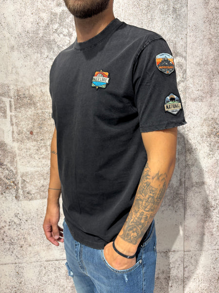 T-shirt nera con patch art. GL2329