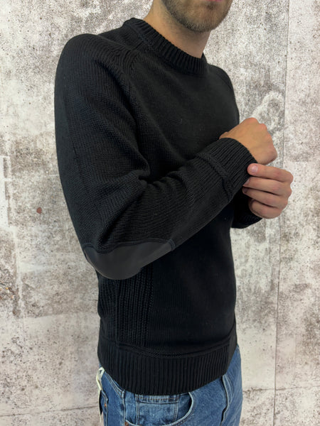 Maglione nero con toppe in velluto