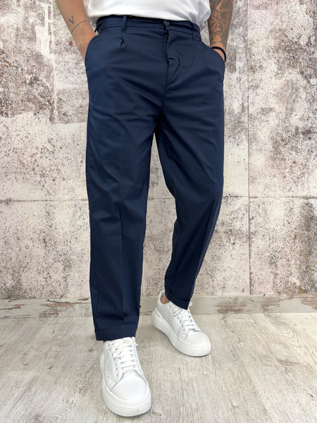Pantalone sartoriale blu con una pince