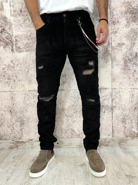 Pantalone velluto nero con rotture e toppe