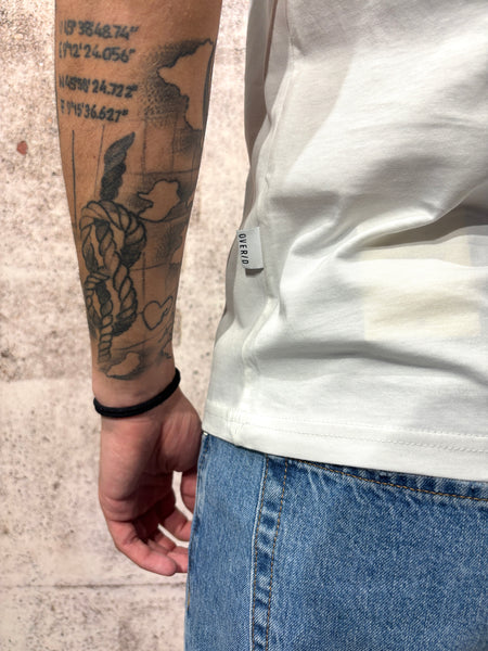 White T-shirt with embroidered inner pocket and patterned fabric