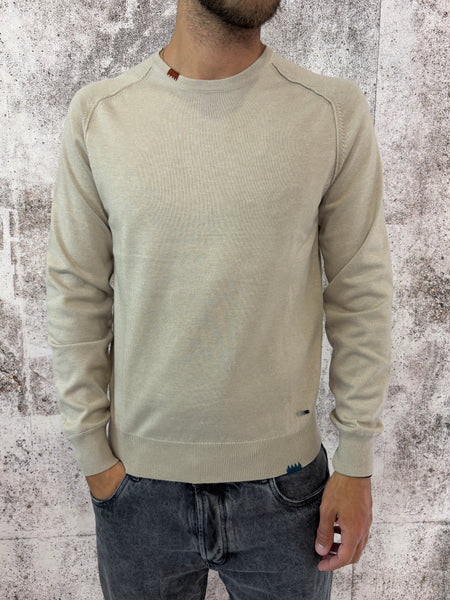 Maglione beige con toppe sui gomiti
