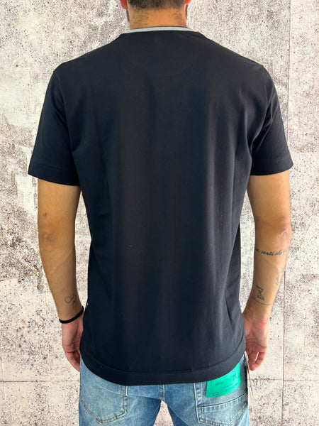 T-Shirt nera girocollo grigio e taschino