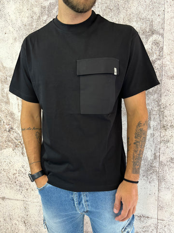 T-Shirt nera tascone nero