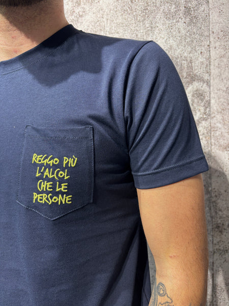 T-Shirt blu taschino con scritta ricamata