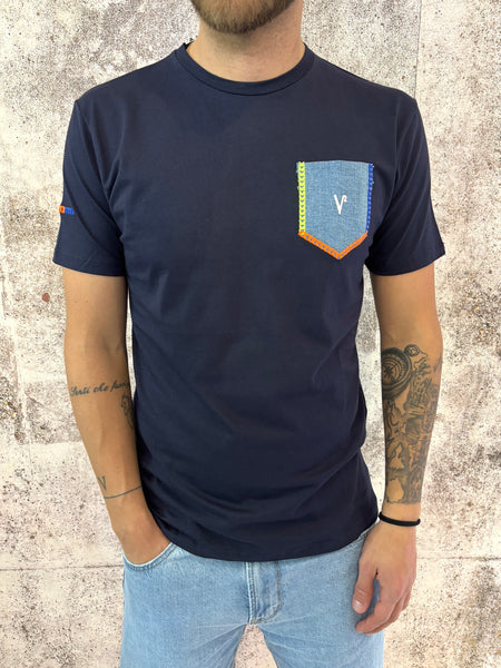 T-Shirt blu con taschino jeans e ricami
