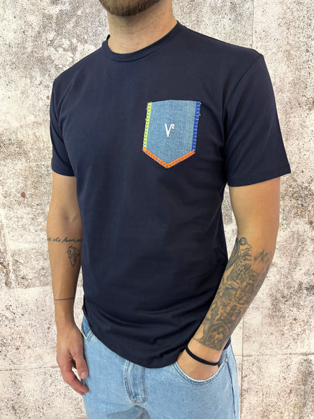 T-Shirt blu con taschino jeans e ricami