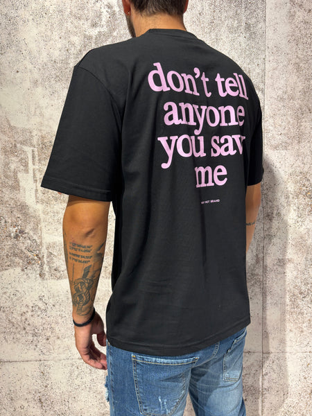 T-Shirt nera con scritta sulla schiena