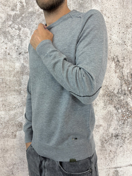 Maglione grigio con toppe sui gomiti