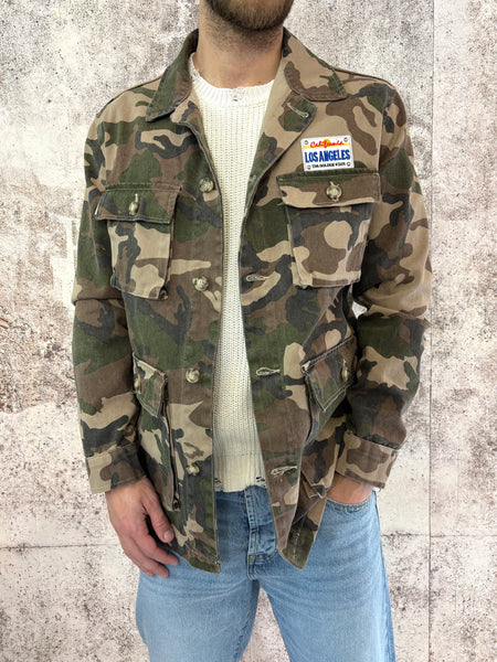 Giacca sahariana camouflage con patch e stampa retro