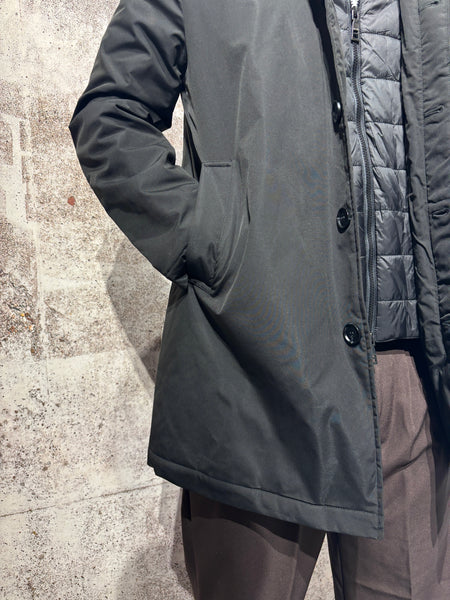 Trench con cappuccio nero