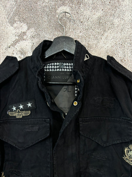 Field jacket nera con patch e rotture