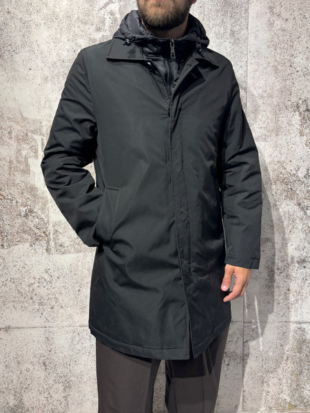 Trench con cappuccio nero