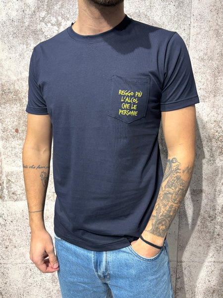 T-Shirt blu taschino con scritta ricamata