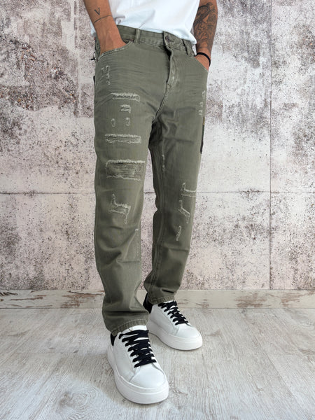 Jeans verde militare con rotture e toppe
