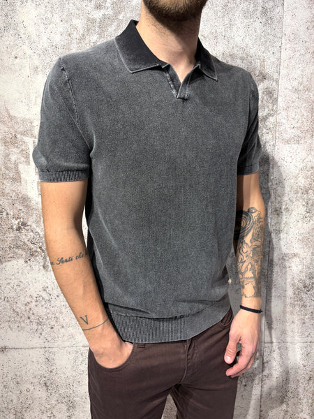 Polo nera in maglia effetto slavato