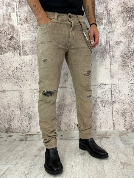 Pantalone velluto beige con rotture e toppe