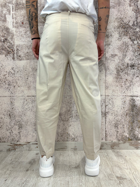 Pantalone sartoriale beige con una pince