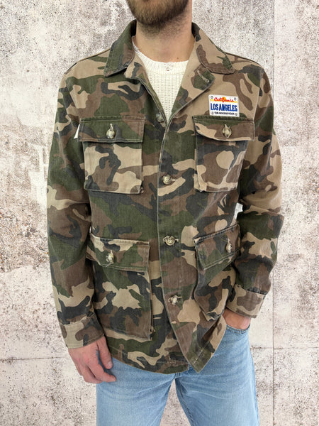 Giacca sahariana camouflage con patch e stampa retro
