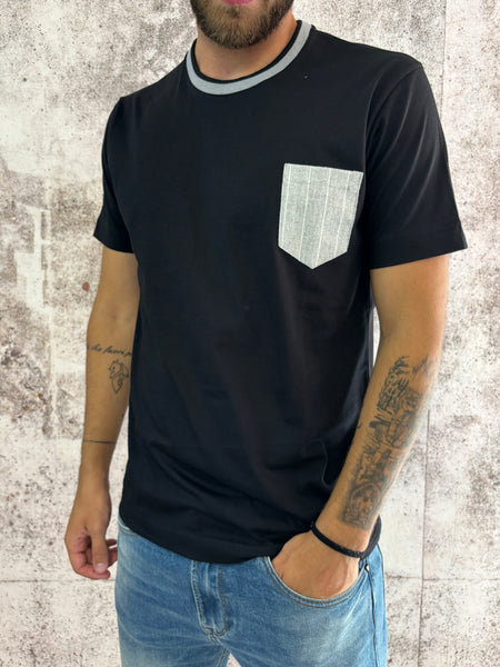 T-Shirt nera girocollo grigio e taschino