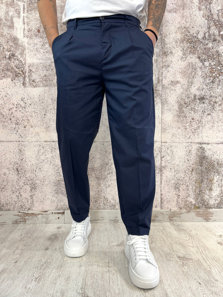 Pantalone sartoriale blu con una pince