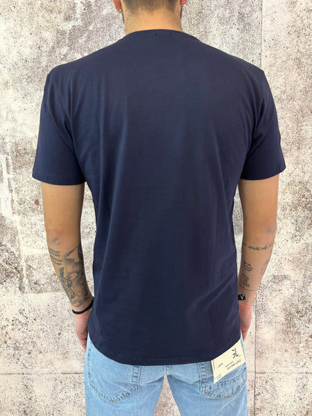 T-Shirt blu con taschino jeans e ricami