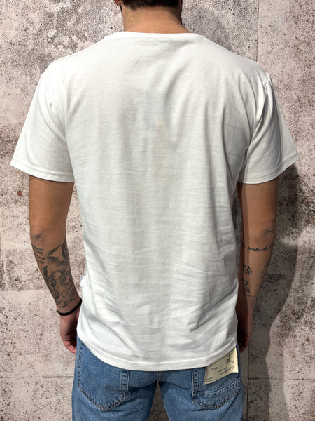 White T-shirt with embroidered inner pocket and patterned fabric