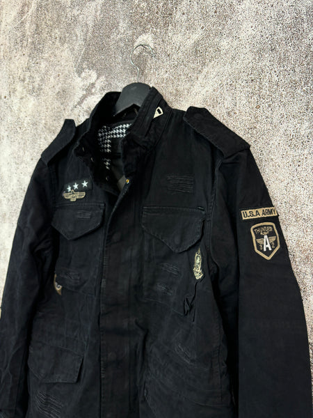 Field jacket nera con patch e rotture