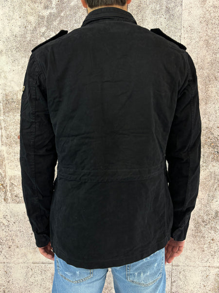 Field jacket nera con patch e rotture