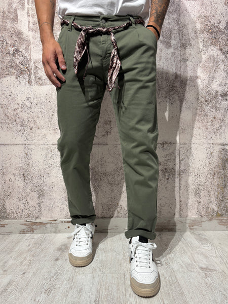 Pantalone chino con pince verdone P61