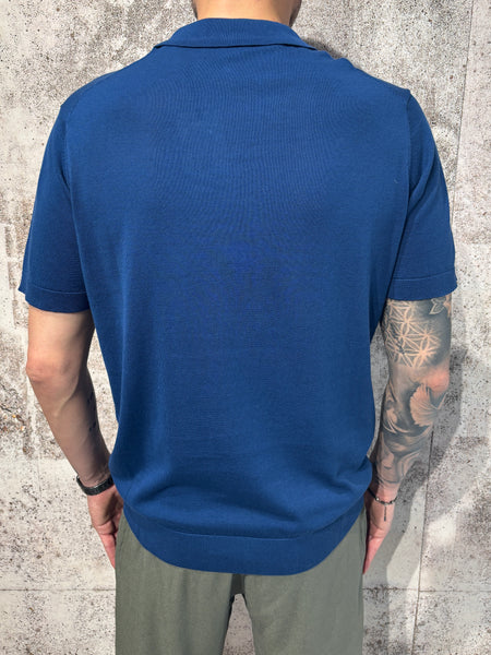 Polo in maglia blu collo derby