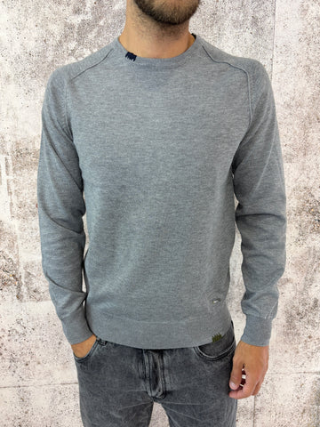 Maglione grigio con toppe sui gomiti