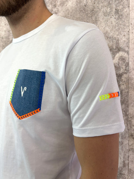 T-Shirt bianca con taschino jeans e ricami